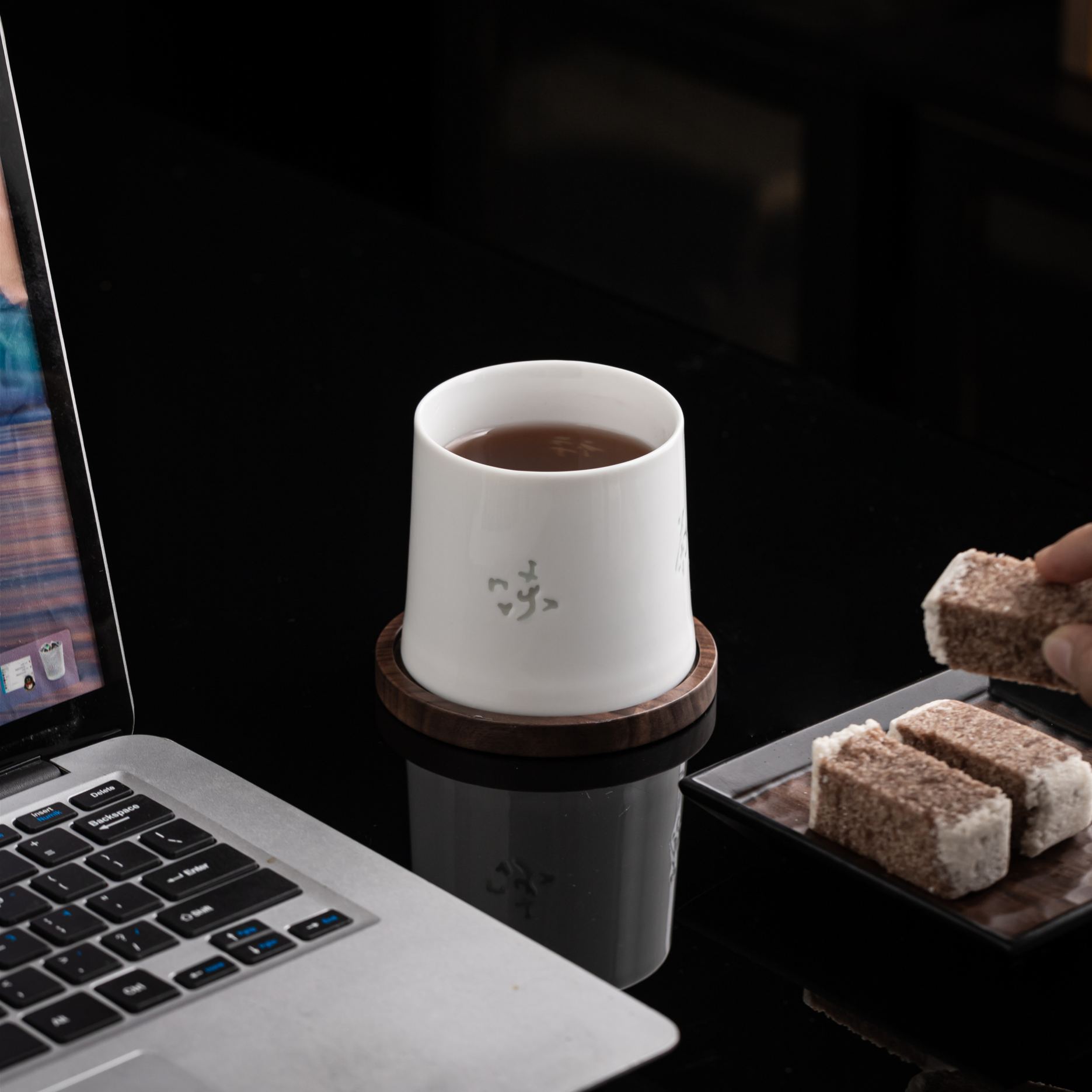 Tea and Zen as one /禅茶一味(Chan Cha Yi Wei) - Rotating Linglong Ceramic Tea Cup