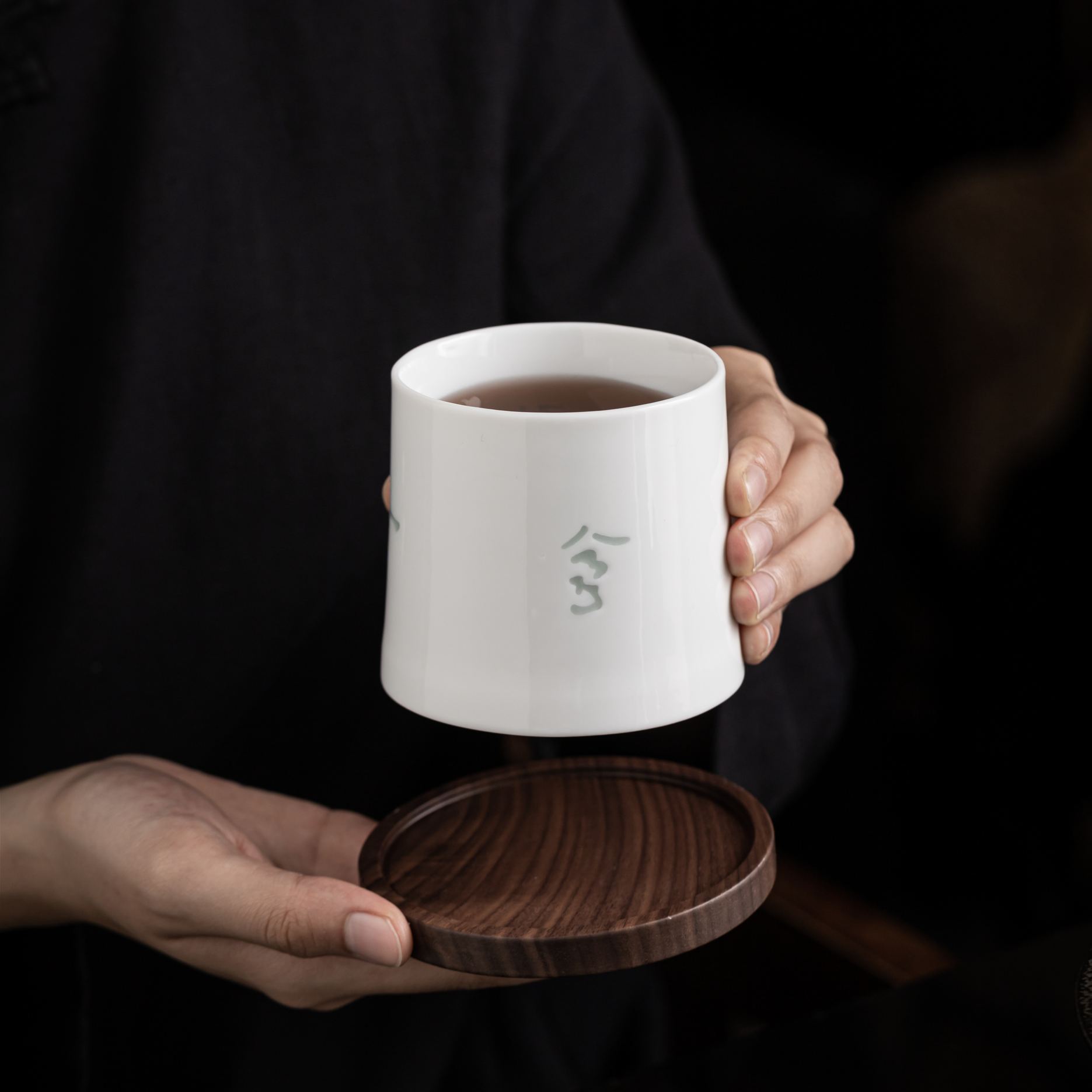 One Moment One Meeting /一期一会(Yi Qi Yi Hui) - Rotating Linglong Ceramic Tea Mug