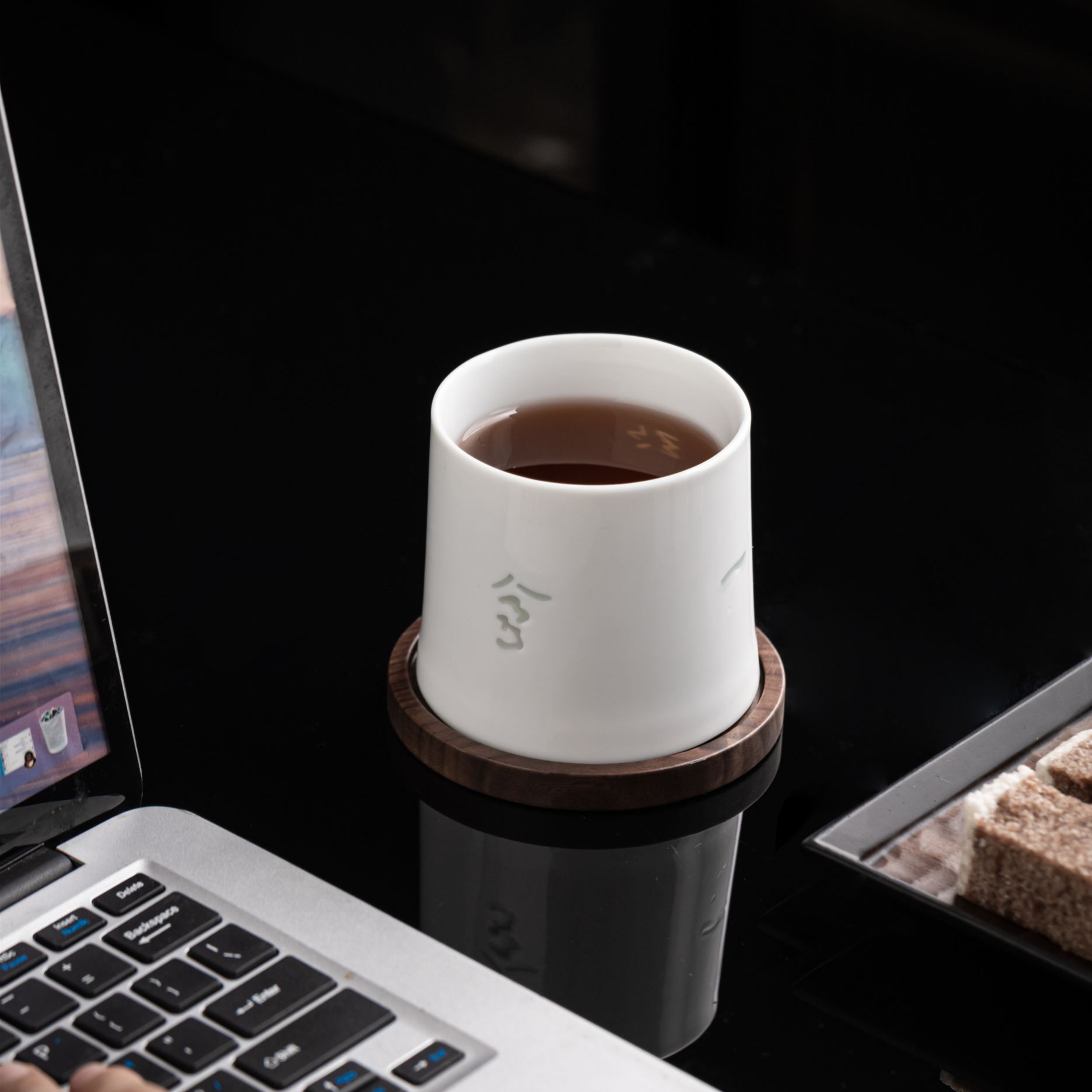 One Moment One Meeting /一期一会(Yi Qi Yi Hui) - Rotating Linglong Ceramic Tea Mug