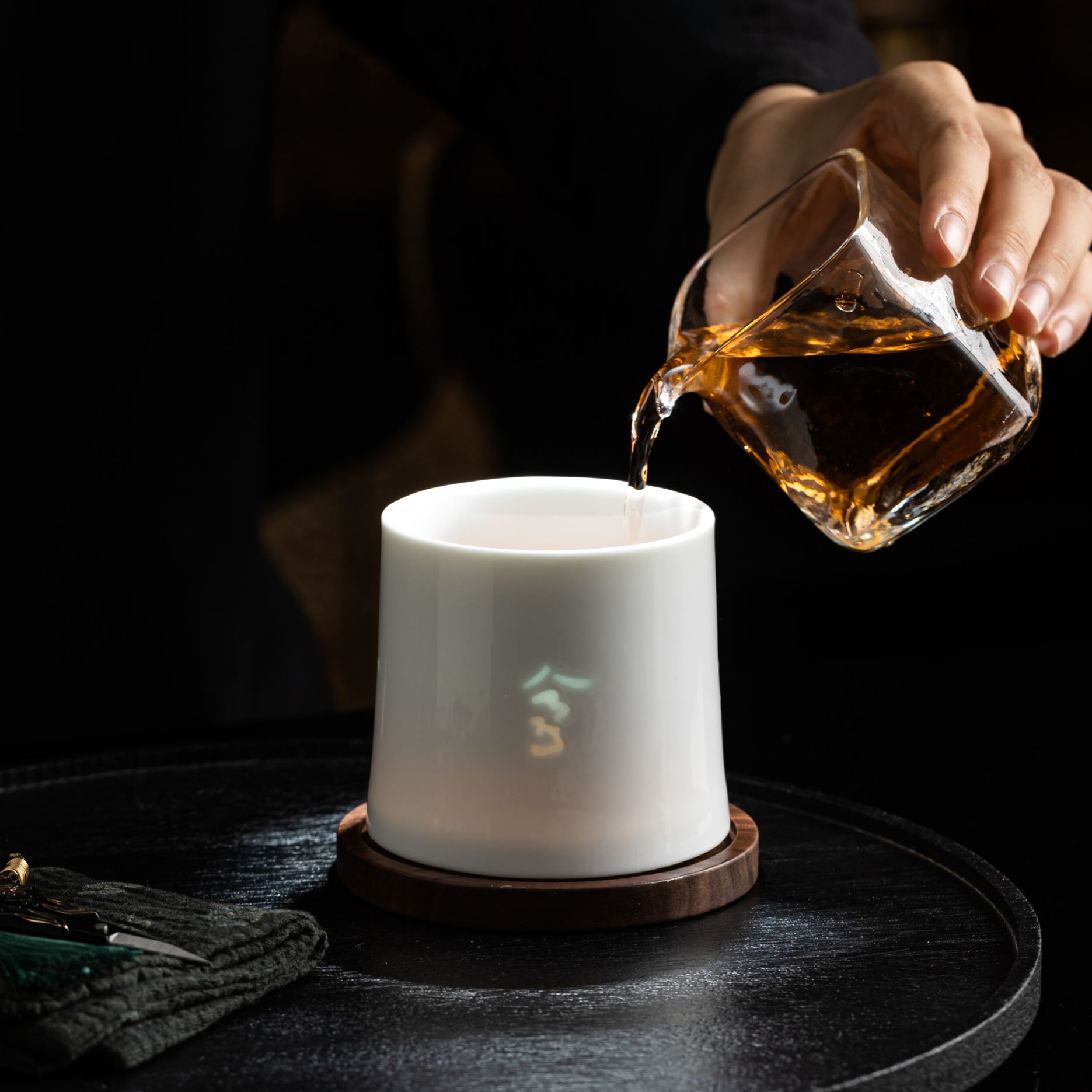 One Moment One Meeting /一期一会(Yi Qi Yi Hui) - Rotating Linglong Ceramic Tea Mug