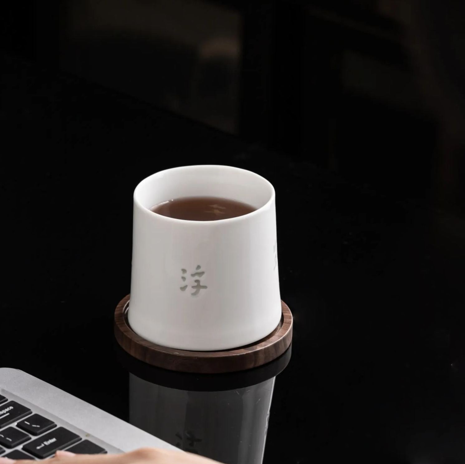 Leisure in fleeting days /禅茶一味(Fu Sheng Ban Ri) - Rotating Linglong Ceramic Tea Mug