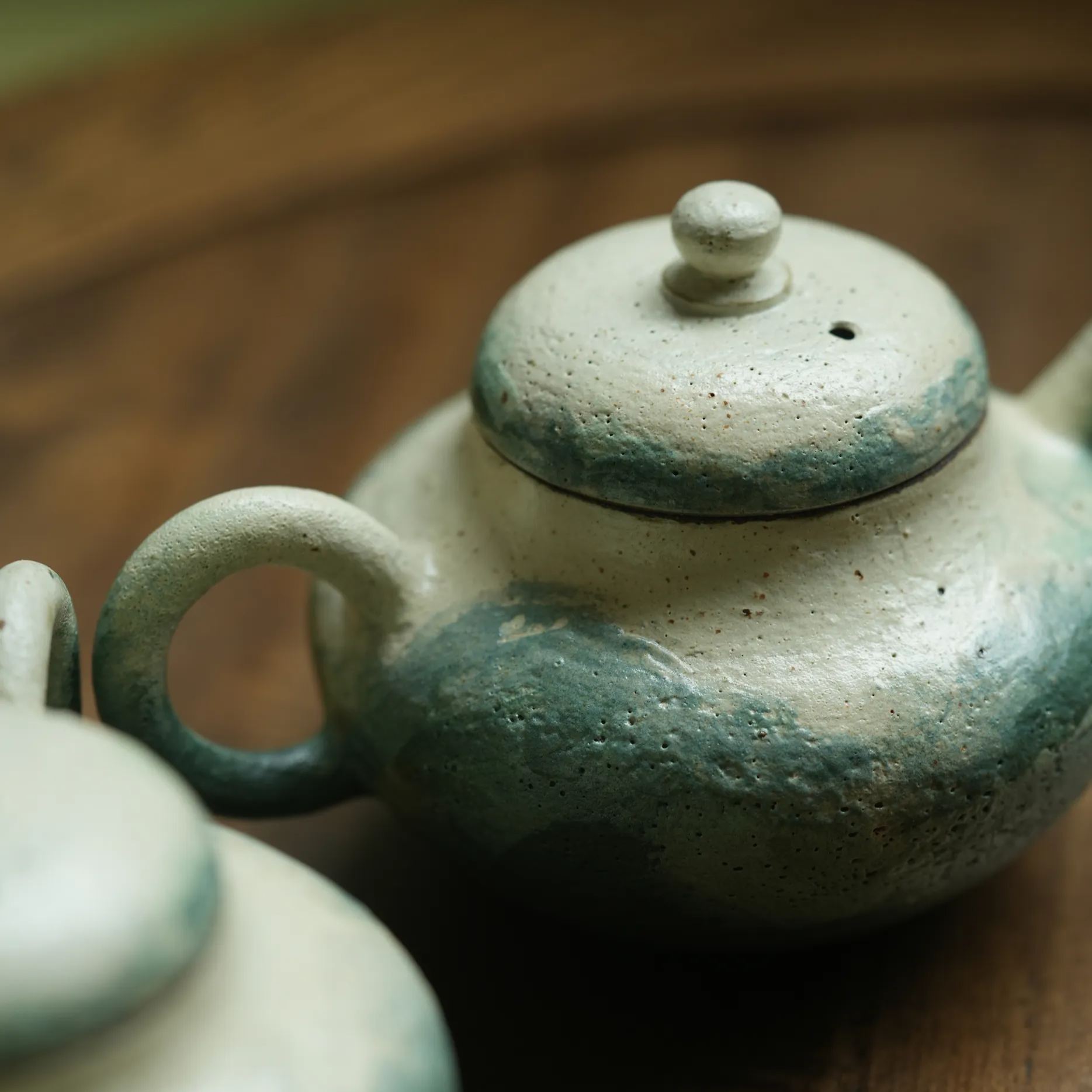 "Lake Veil" – Hand-Thrown Jingdezhen Stoneware Low-Round Teapot