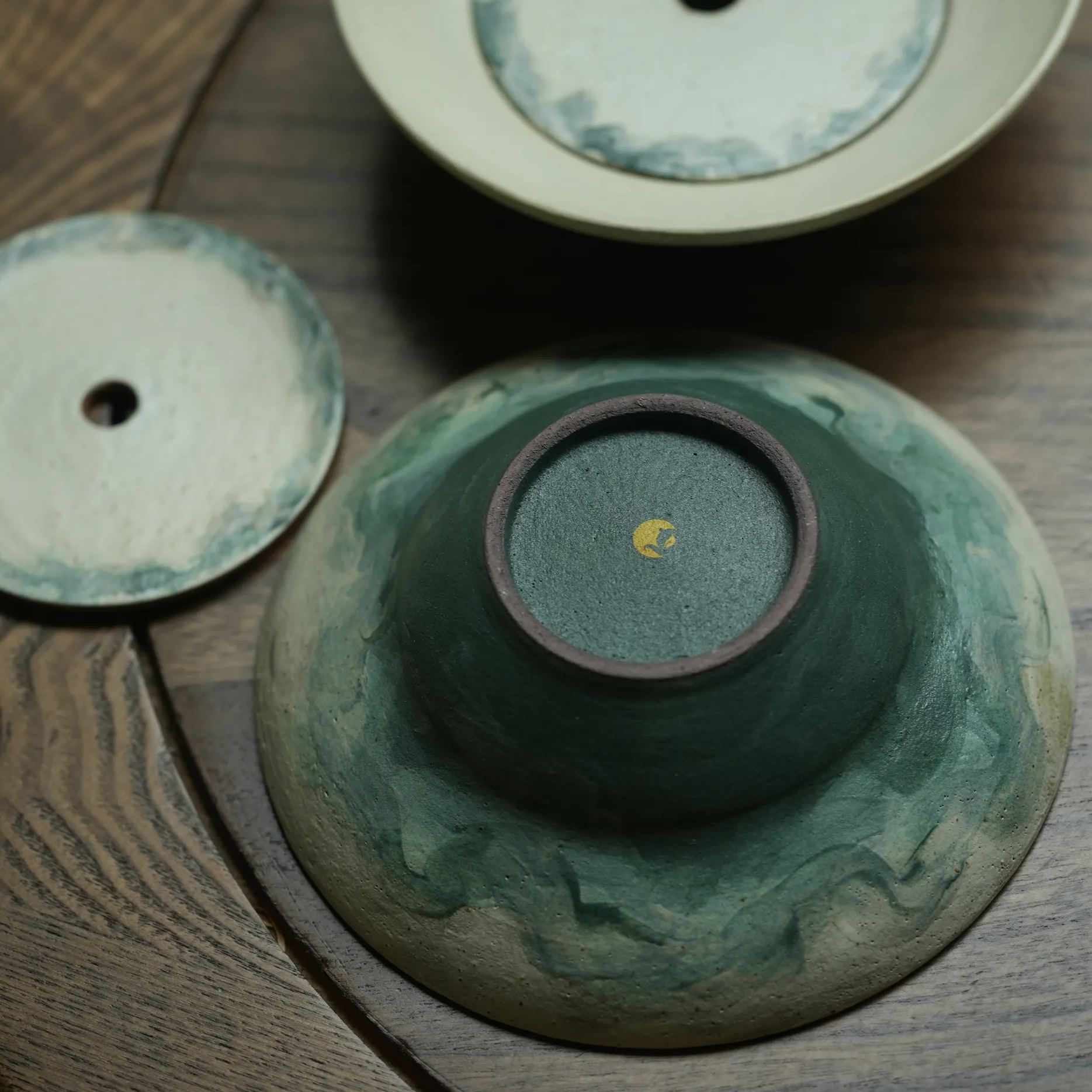 "Lake Veil" – Hand-Thrown Jingdezhen Stoneware Water-Reservoir Teapot Stand