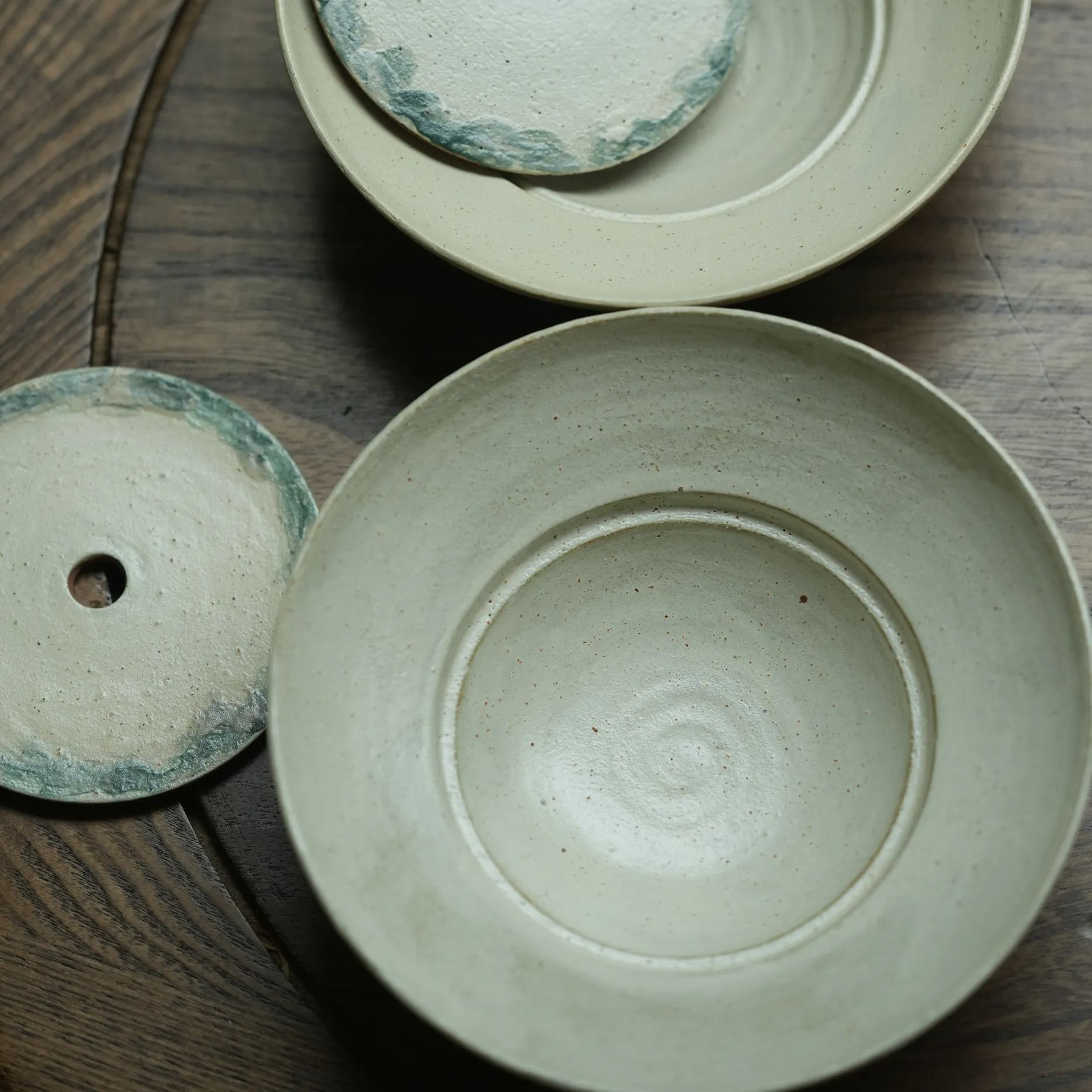 "Lake Veil" – Hand-Thrown Jingdezhen Stoneware Water-Reservoir Teapot Stand