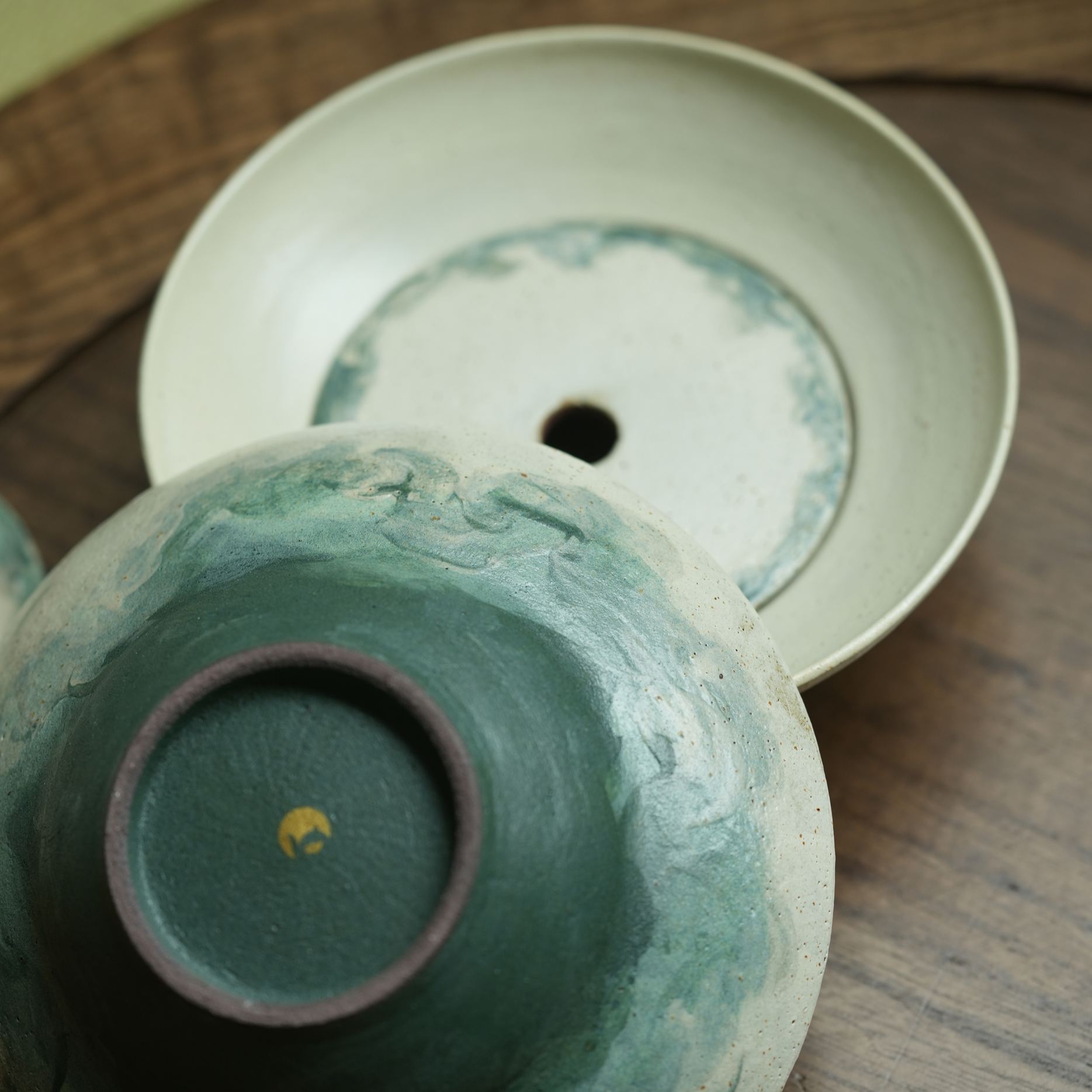 "Lake Veil" – Hand-Thrown Jingdezhen Stoneware Water-Reservoir Teapot Stand