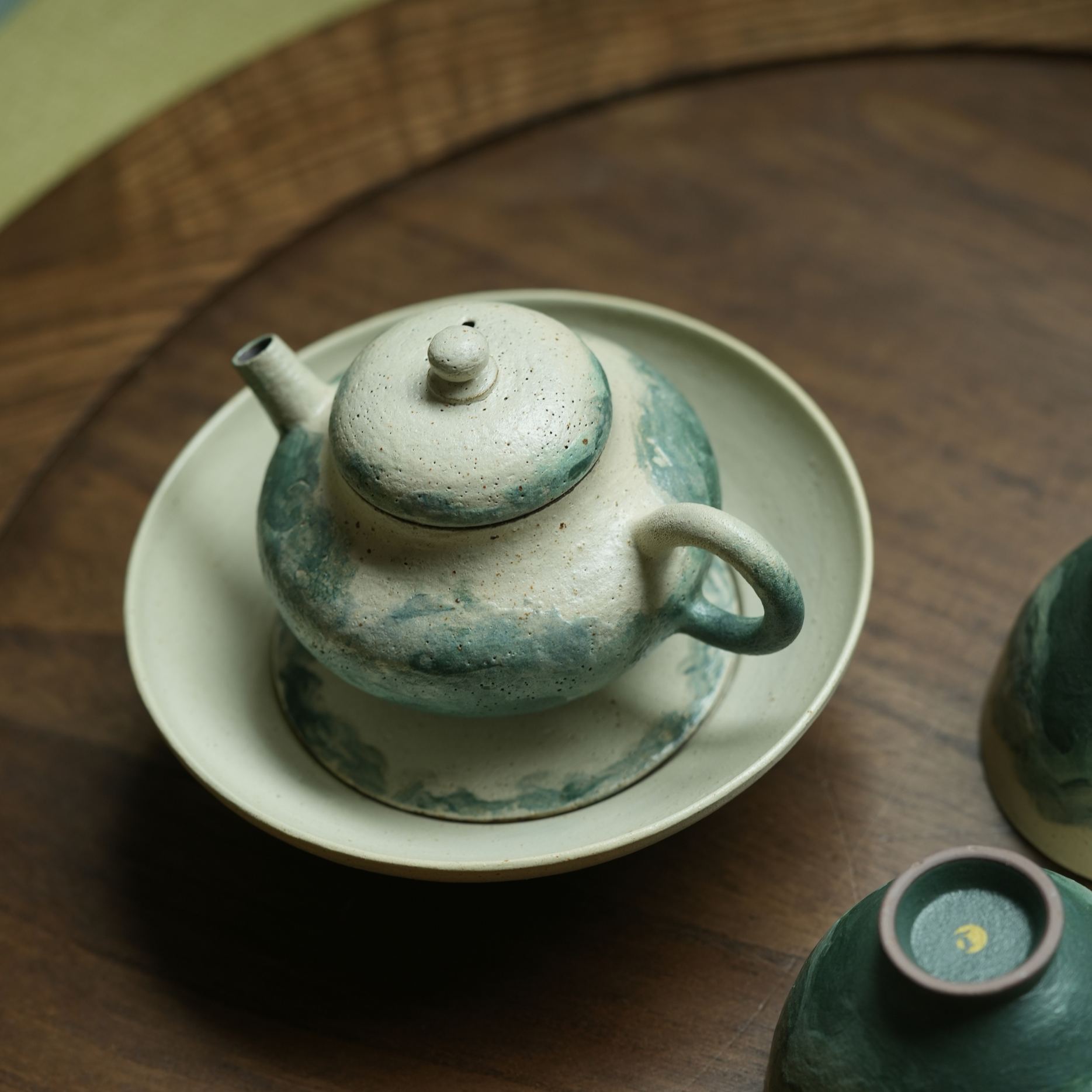 "Lake Veil" – Hand-Thrown Jingdezhen Stoneware Water-Reservoir Teapot Stand