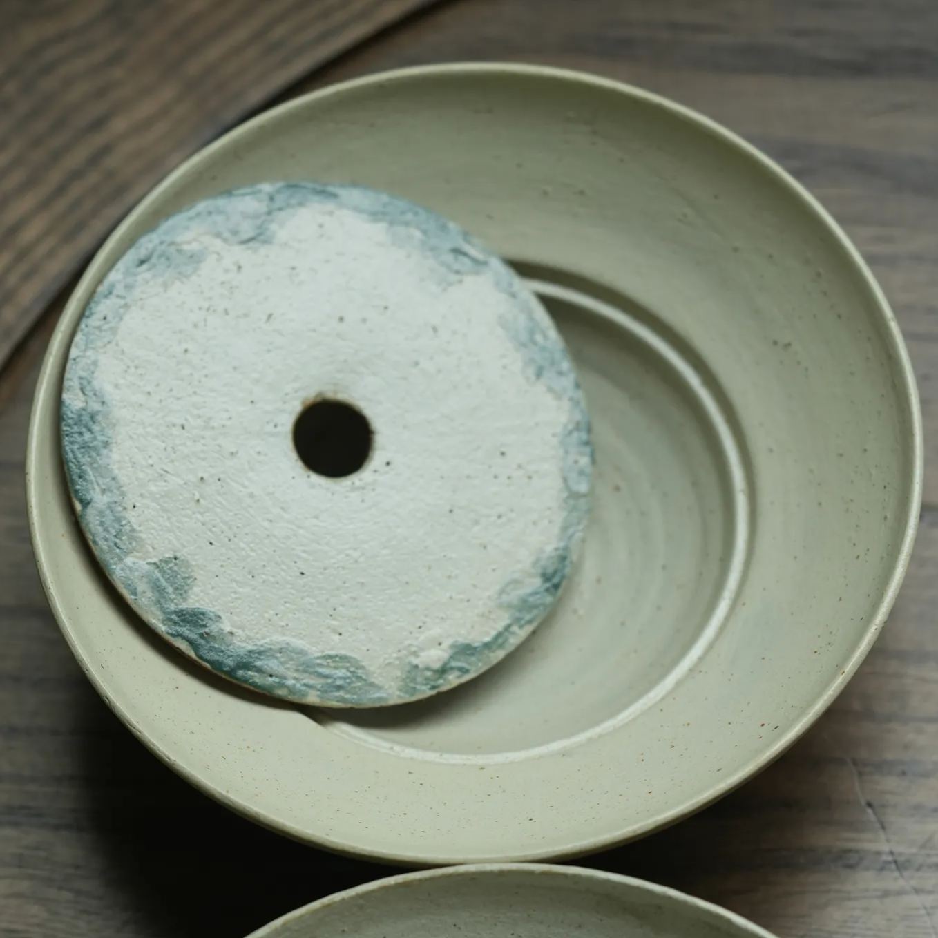 "Lake Veil" – Hand-Thrown Jingdezhen Stoneware Water-Reservoir Teapot Stand