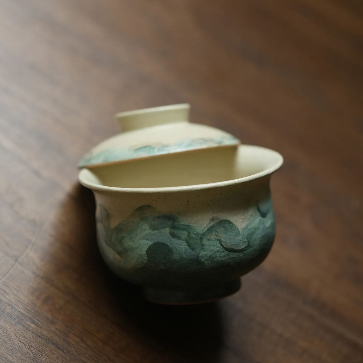 "Lake Veil" – Hand-Thrown Jingdezhen Stoneware Full-Bellied Gaiwan