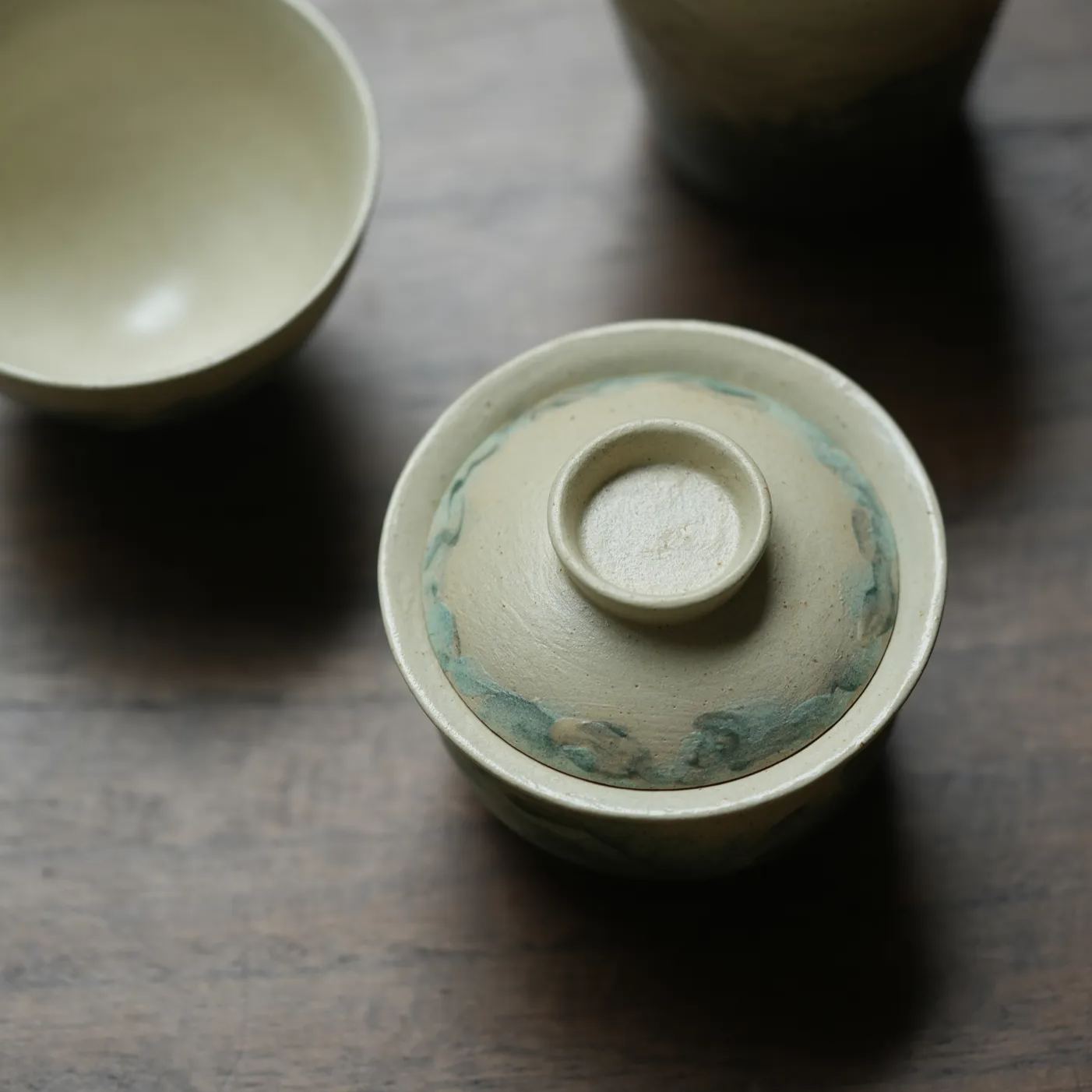 "Lake Veil" – Hand-Thrown Jingdezhen Stoneware Full-Bellied Gaiwan
