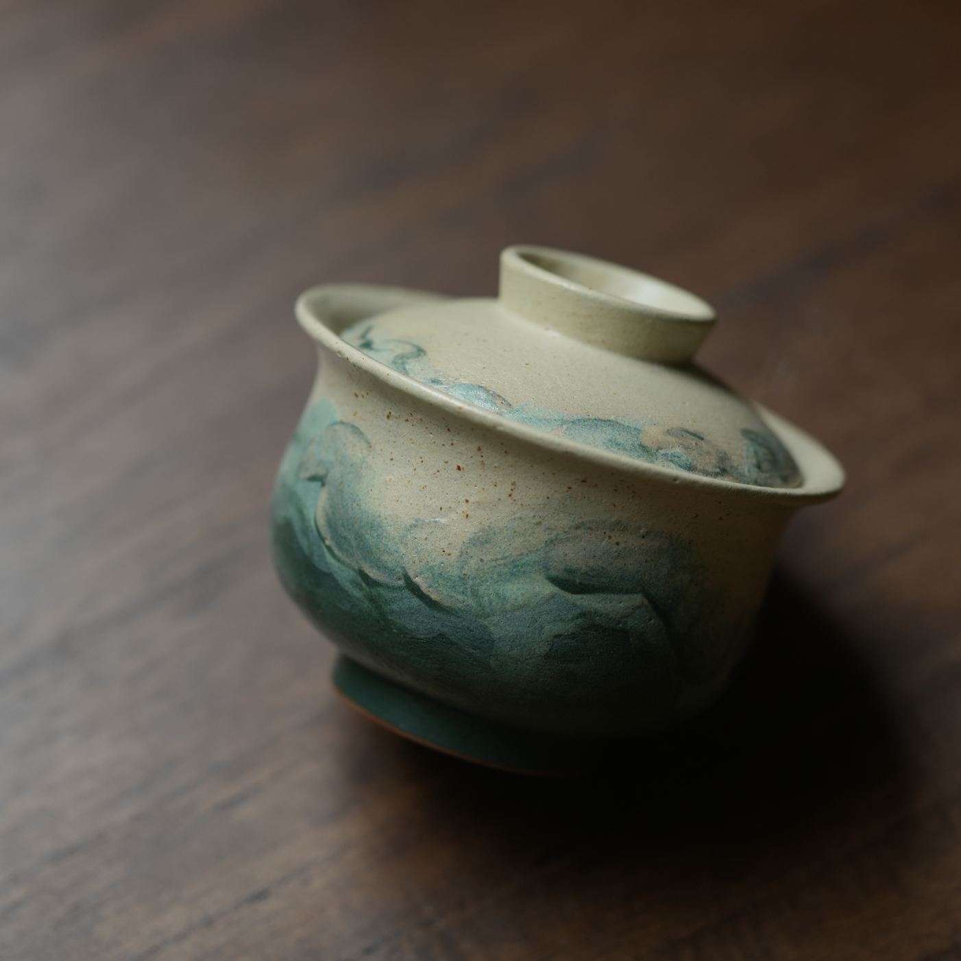 "Lake Veil" – Hand-Thrown Jingdezhen Stoneware Full-Bellied Gaiwan