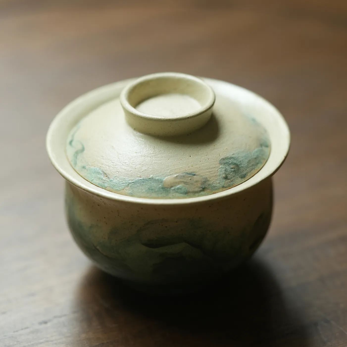 "Lake Veil" – Hand-Thrown Jingdezhen Stoneware Full-Bellied Gaiwan