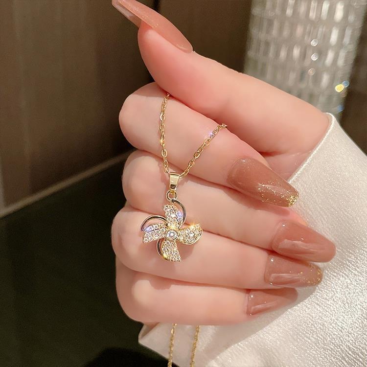 Lovable Spinning Necklace