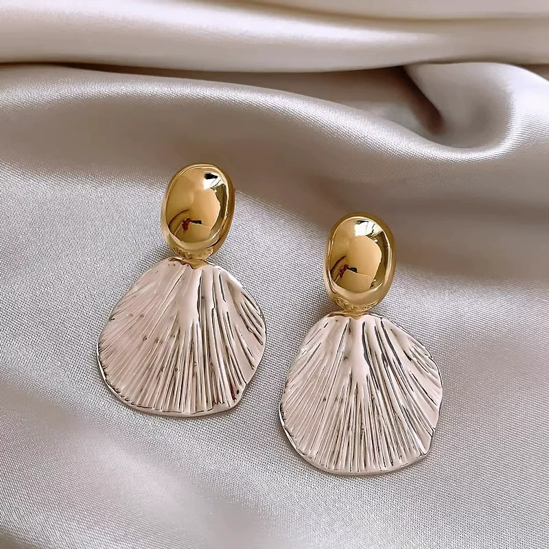 “Shell Belle” – French Retro Fan-Shaped Earrings