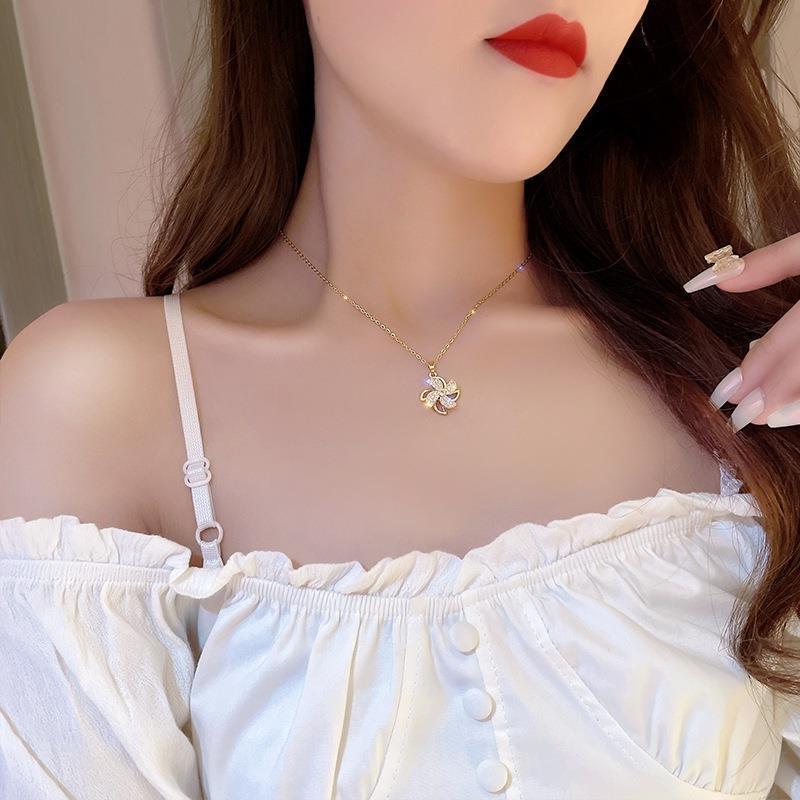 Lovable Spinning Necklace