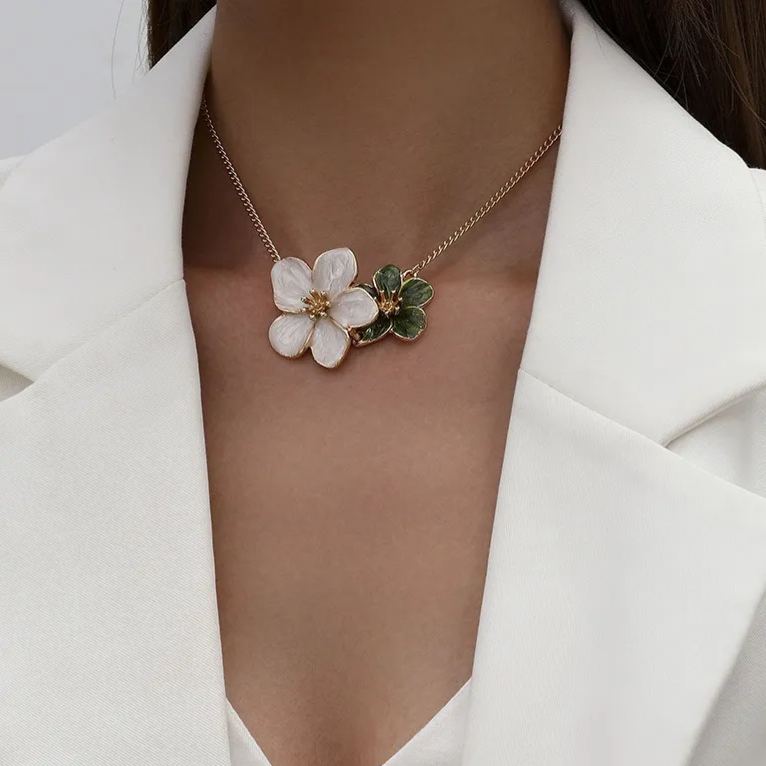 🌸Exquisite Floral Pendant Necklace