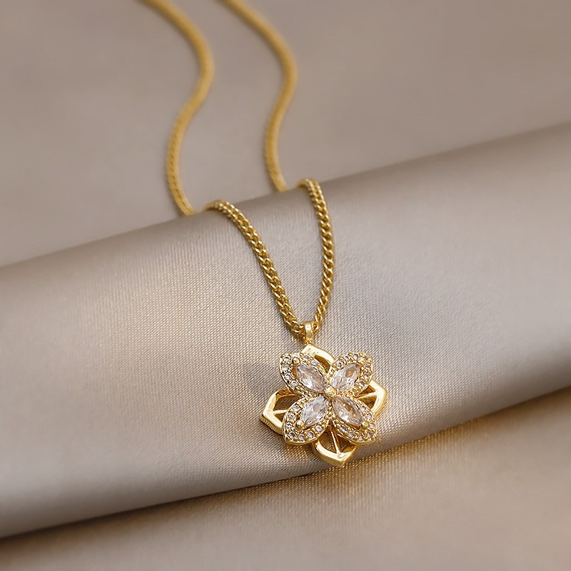 🎄CHRISTMAS PRE-SALE -Rotating Heart Zircon Bear Necklace