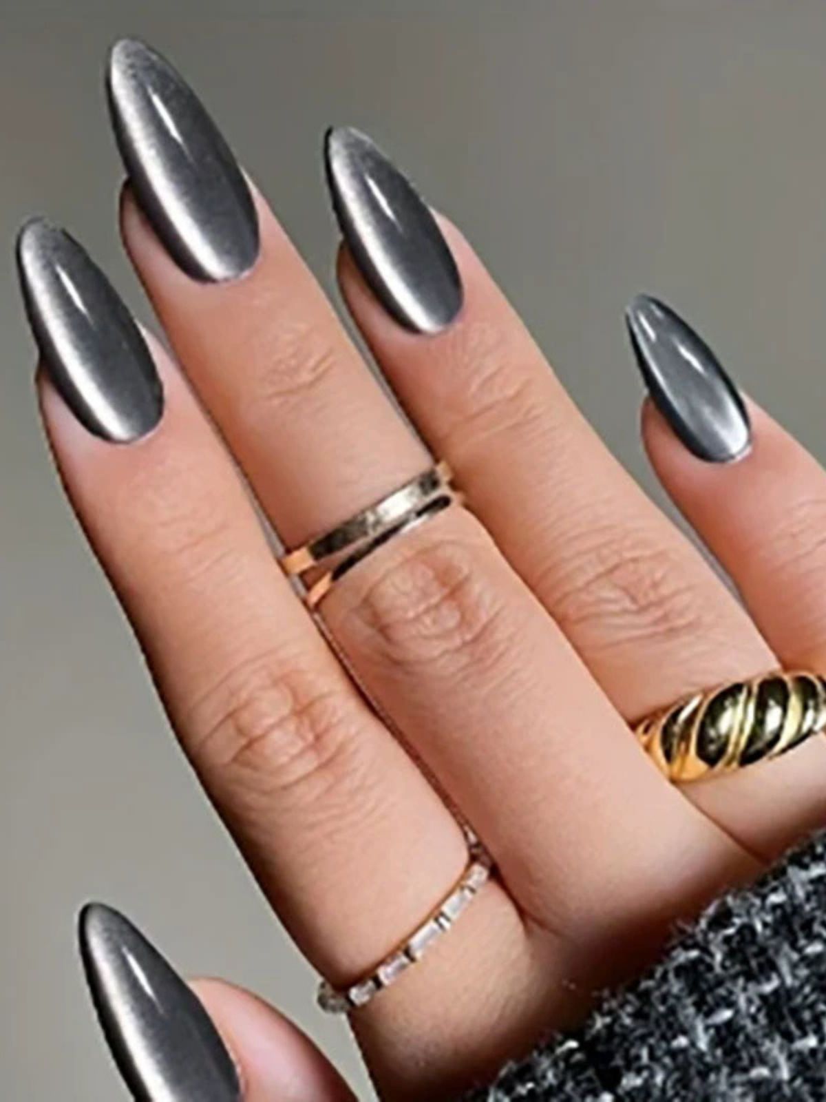 Lune Noire Gray Nails