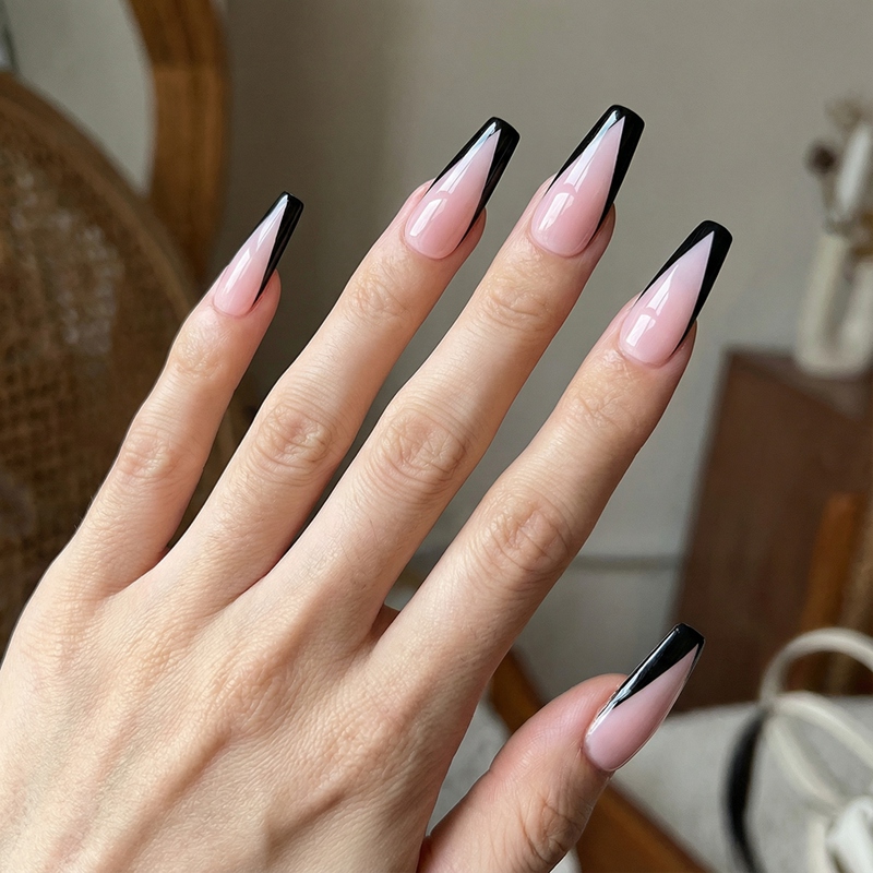 Gothic Outline Black Nails