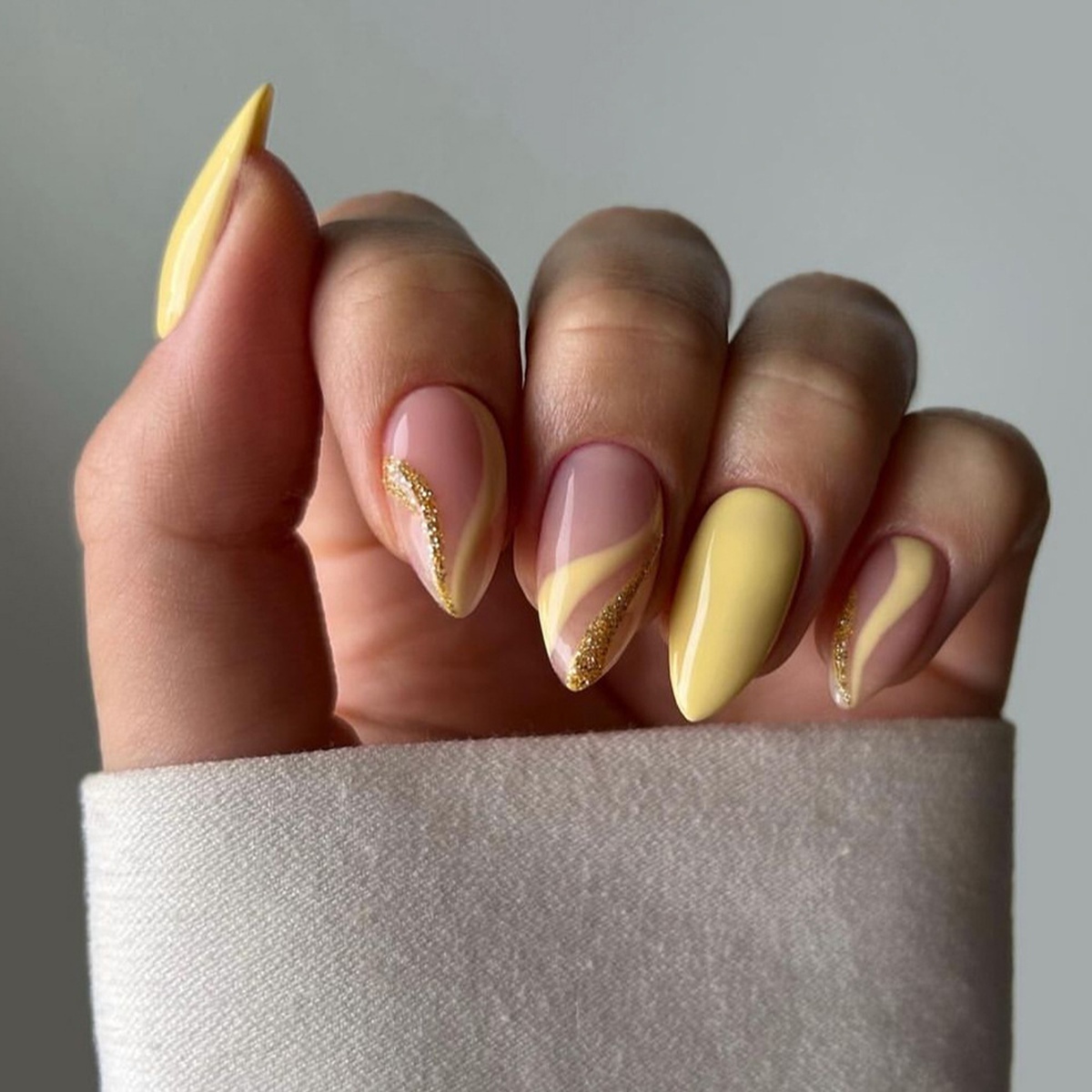 Solar Ripple Yellow Nails