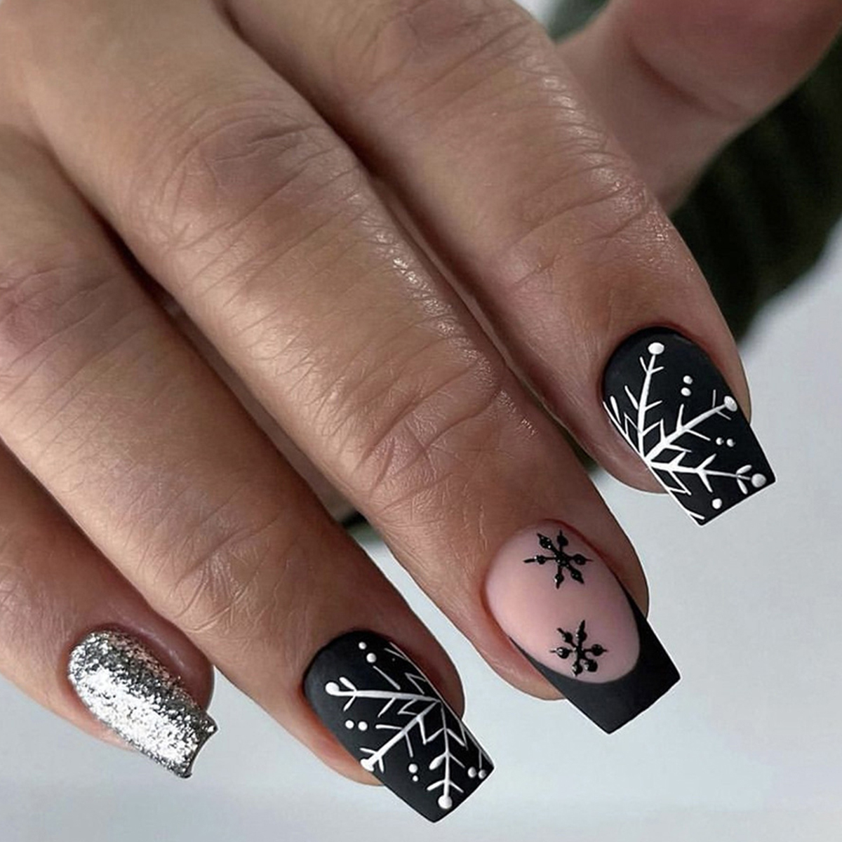 Snowflake Black Nails