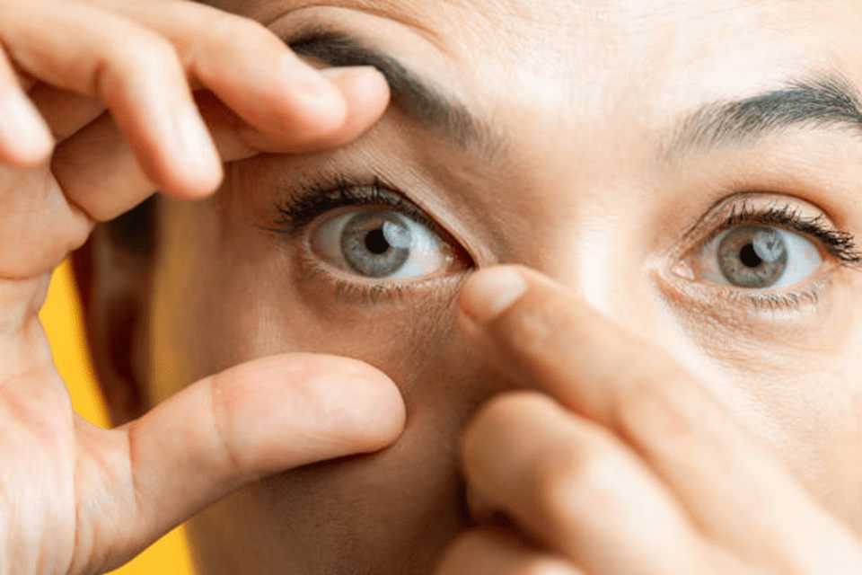 hold eyes open to put in contacts