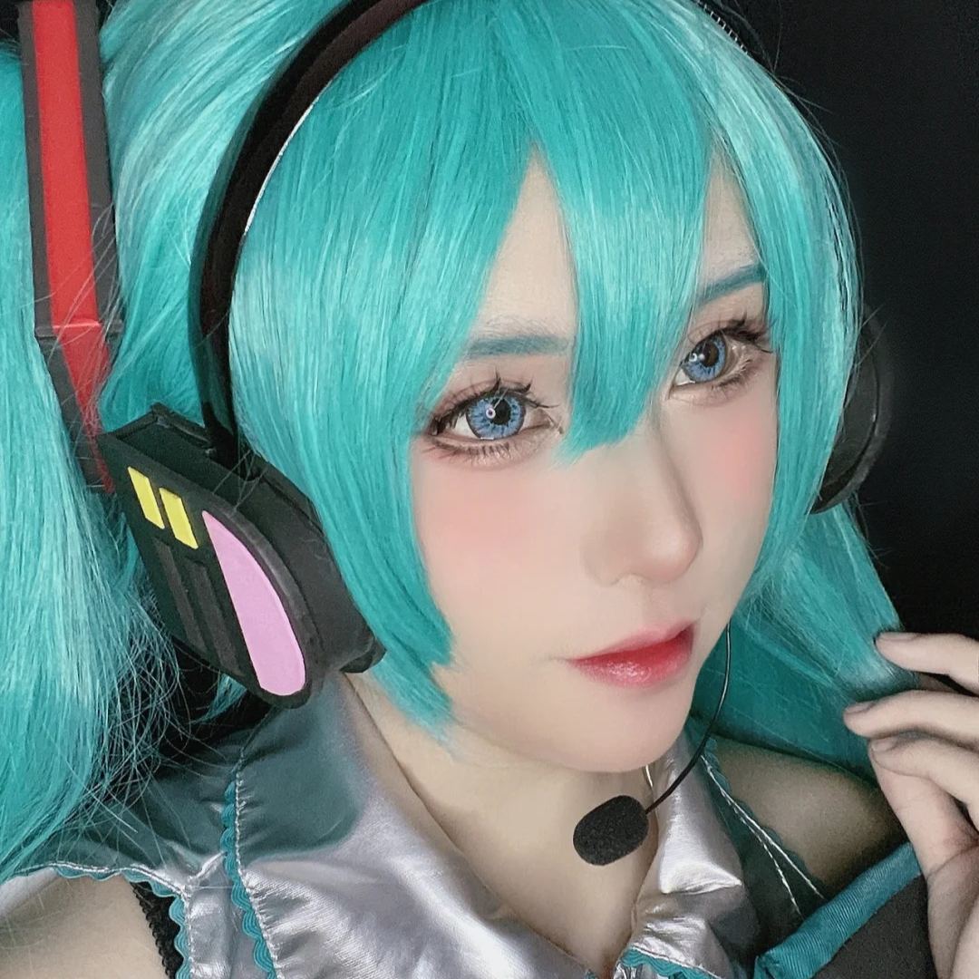 Vika Blue Yearly Contact Lenses