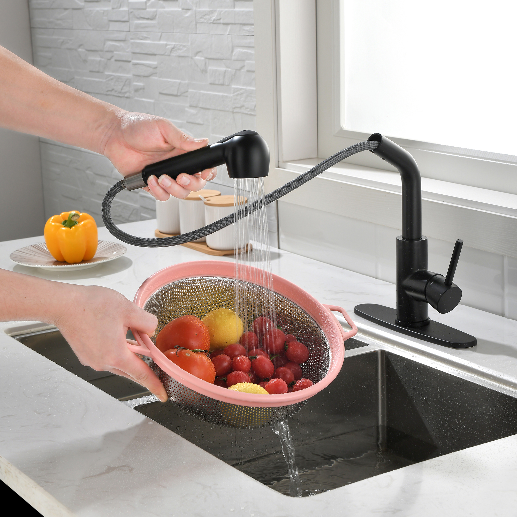 Single Handle Gooseneck Pull Down Sprayer Kitchen Faucet with Deckplate in Matte Black/Brushed Nickel/Brushed Gold