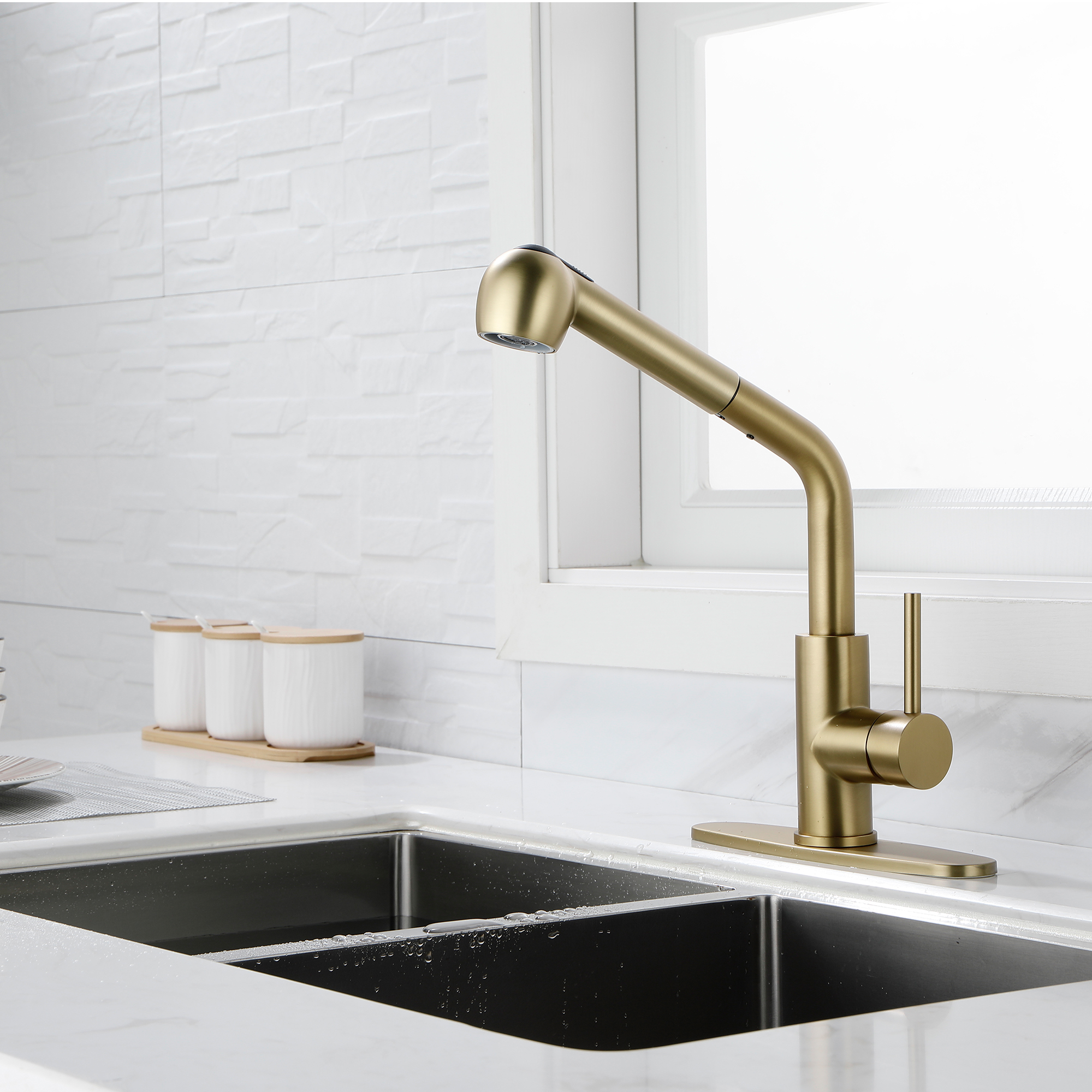 Single Handle Gooseneck Pull Down Sprayer Kitchen Faucet with Deckplate in Matte Black/Brushed Nickel/Brushed Gold
