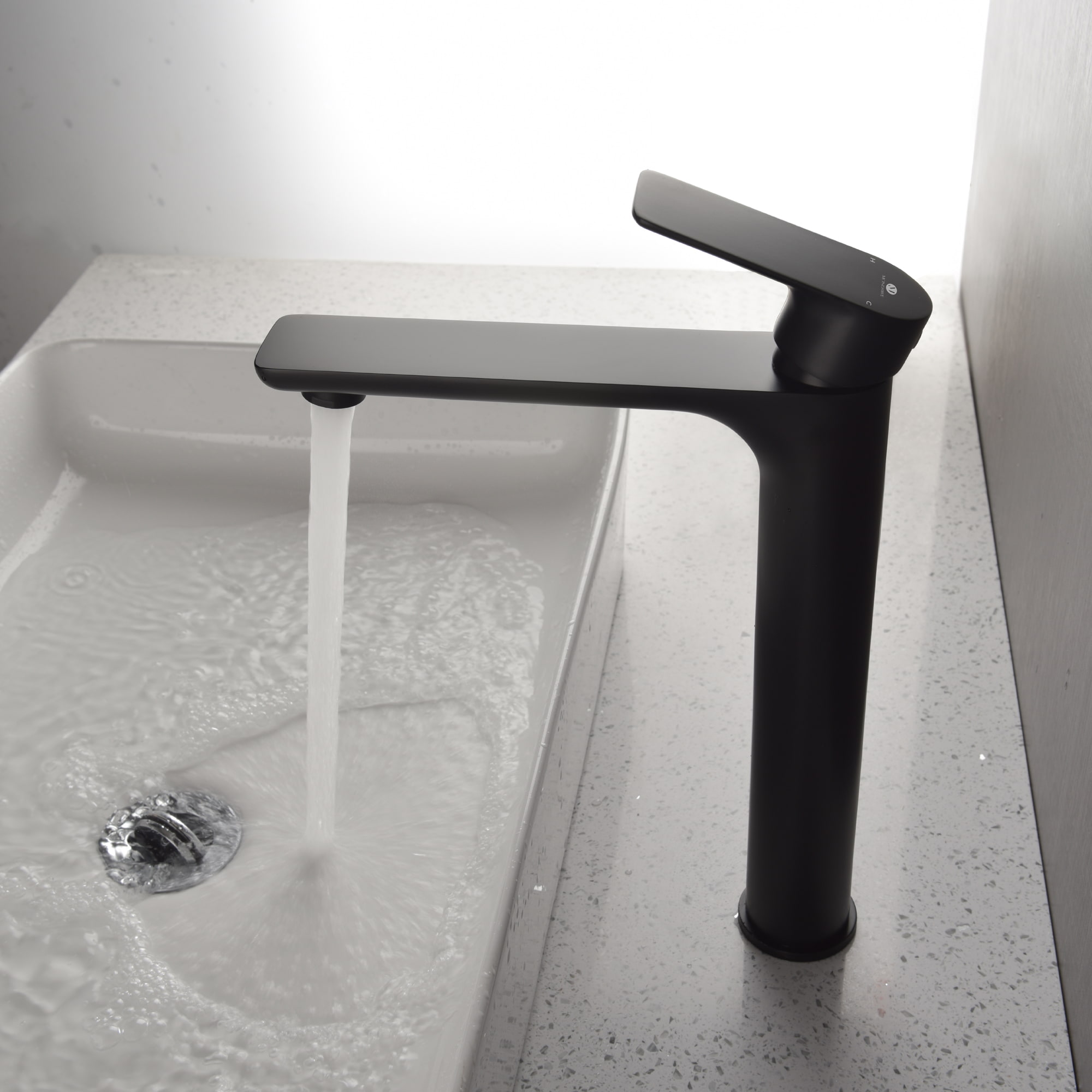 Mondawe Single Hole Modern Bathroom Faucet in Black/Gold-Mondawe