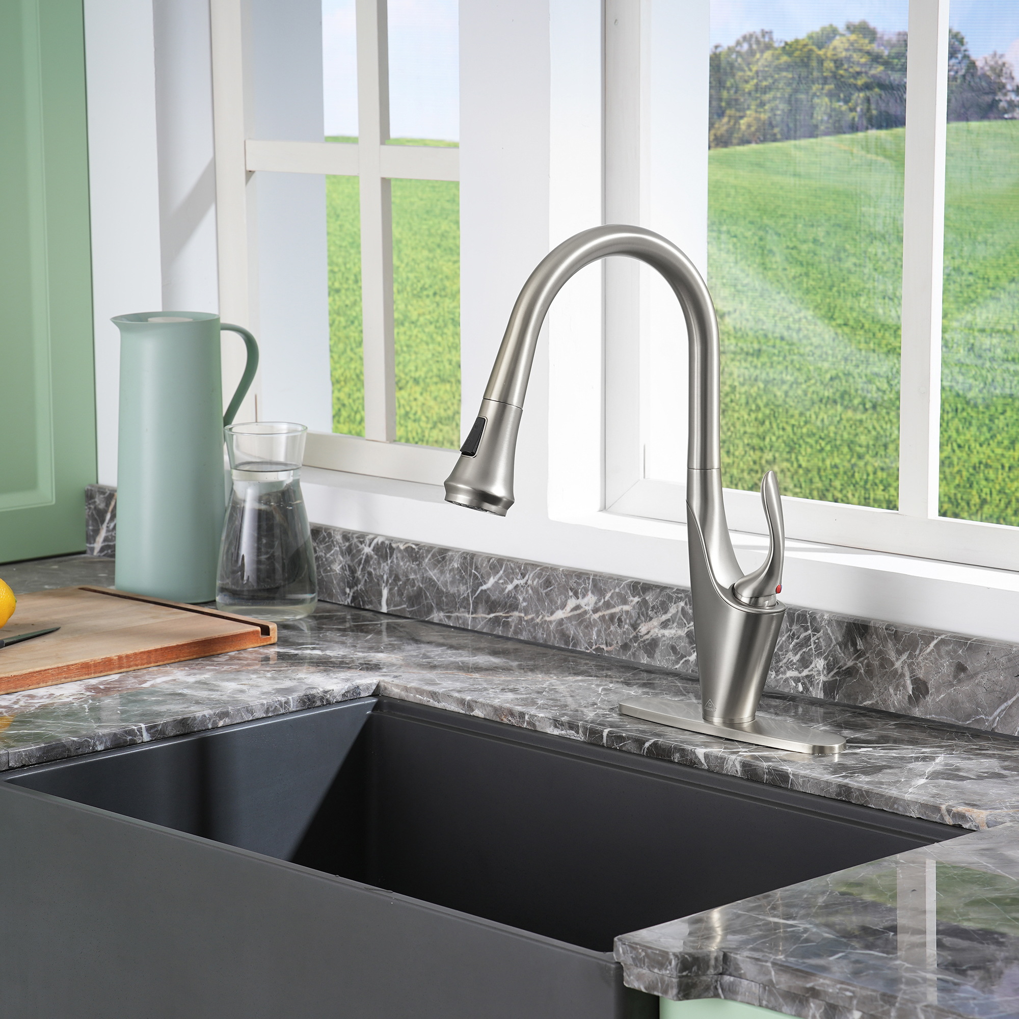 Single-Handle Kitchen Faucet with Pull-Out Sprayer