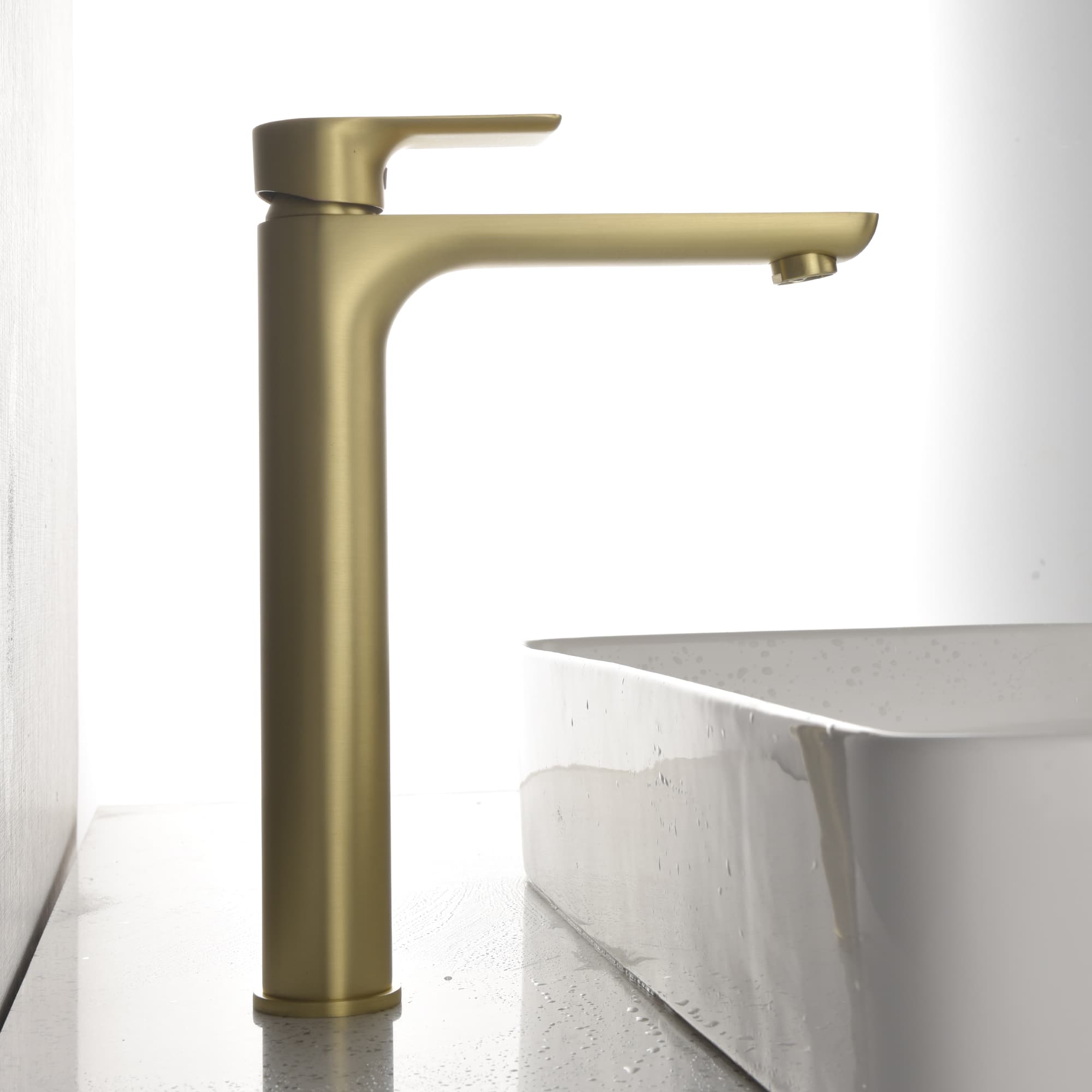 Mondawe Single Hole Modern Bathroom Faucet in Black/Gold-Mondawe