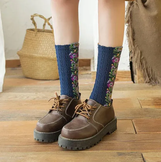 Vintage flower socks with embroidery