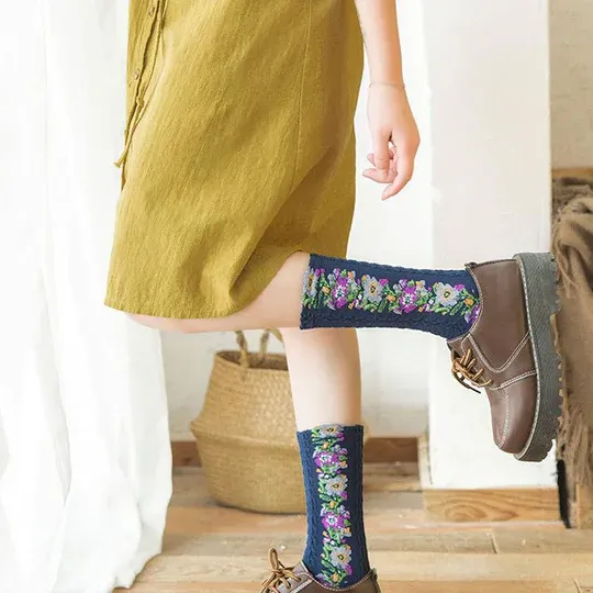Vintage flower socks with embroidery