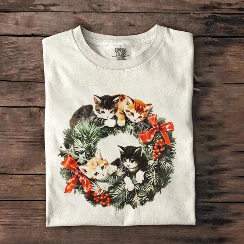 Retro 90s Cat Christmas Wreath T-shirt