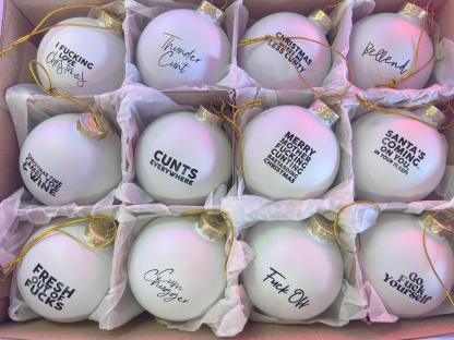 🤣 Funny Christmas Ornament - Humorous Design for Tree Decoration, Perfect Gift for Family Gatherings 🎁📦