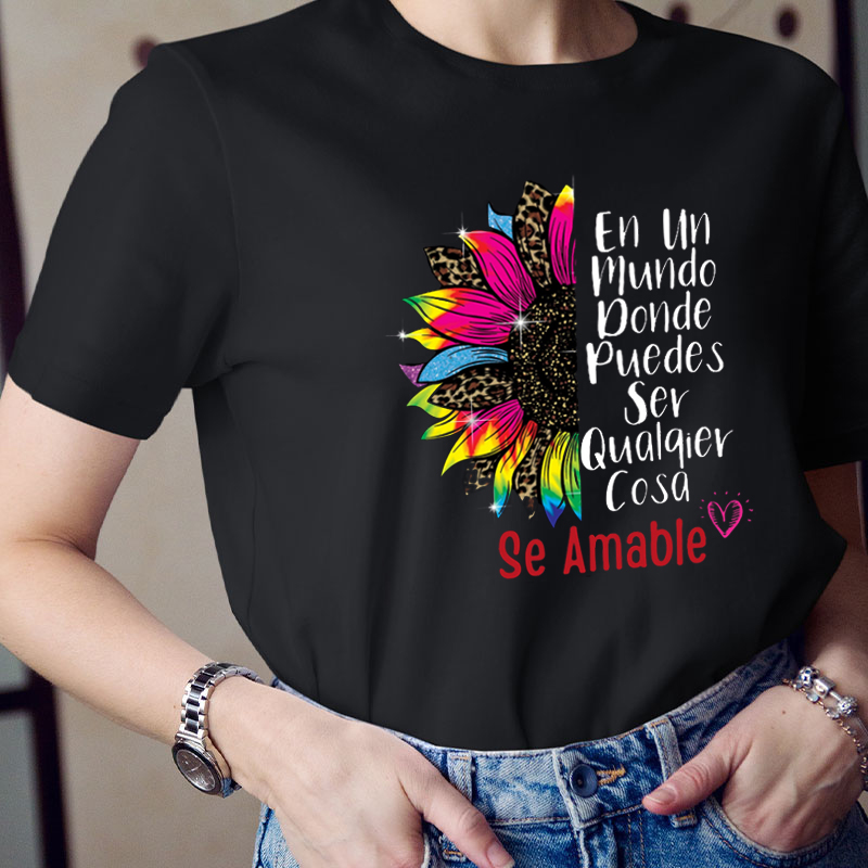 En Un Mundo Donde Puedes Ser Cualquier Cosa Se Amable Spanish Teacher T-Shirt