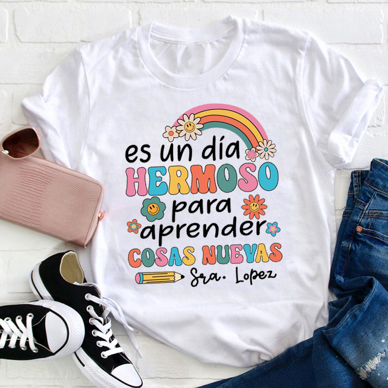 Personalized Es Un Hermoso Día Spanish Teacher T-Shirt