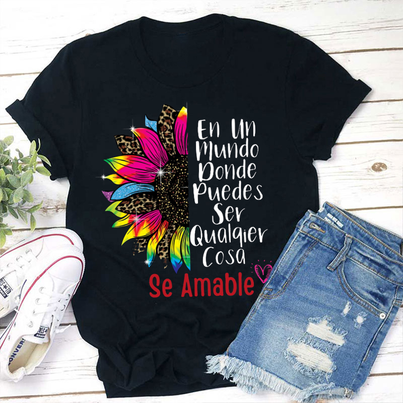En Un Mundo Donde Puedes Ser Cualquier Cosa Se Amable Spanish Teacher T-Shirt