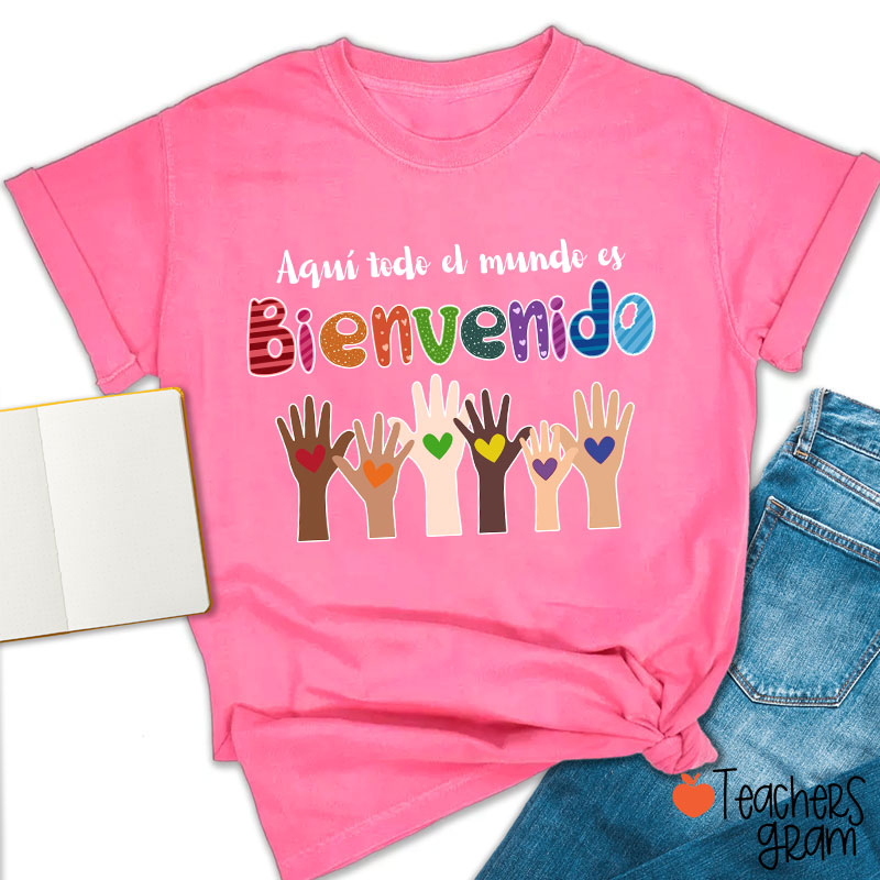 Aquí Todo El Mundo Es Bienvenido Spanish Teacher T-Shirt