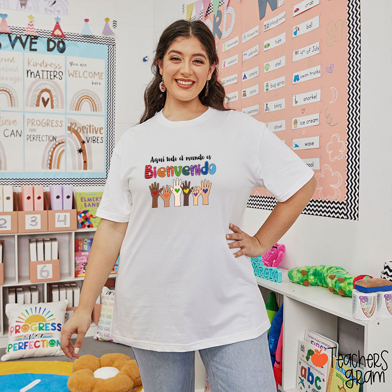 Aquí Todo El Mundo Es Bienvenido Spanish Teacher T-Shirt