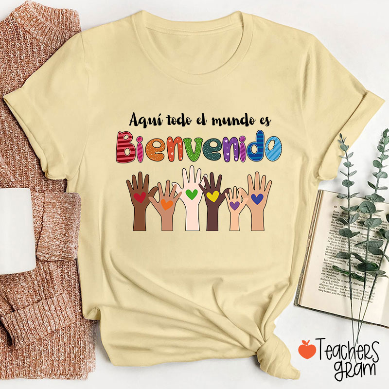 Aquí Todo El Mundo Es Bienvenido Spanish Teacher T-Shirt