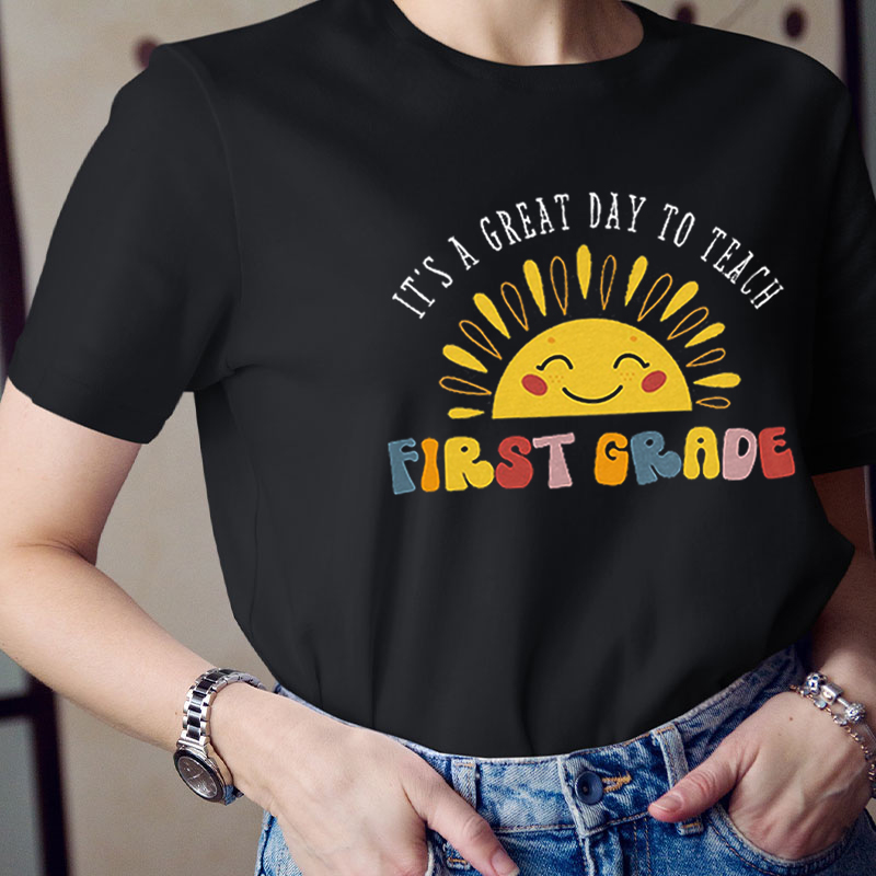 Personalized It's A Good Day To Teach Smiling Sun Teacher T-Shirt