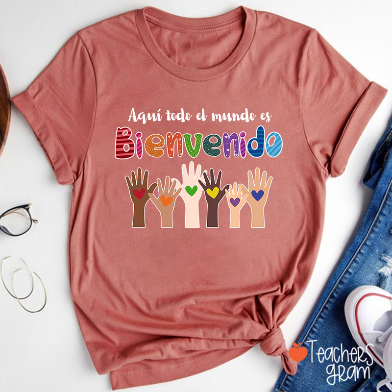 Aquí Todo El Mundo Es Bienvenido Spanish Teacher T-Shirt