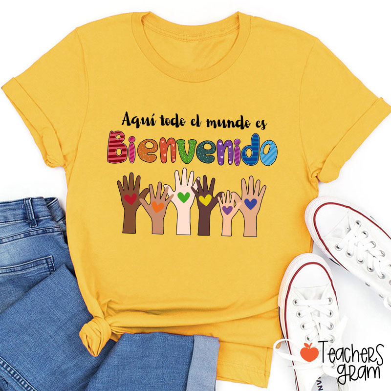 Aquí Todo El Mundo Es Bienvenido Spanish Teacher T-Shirt
