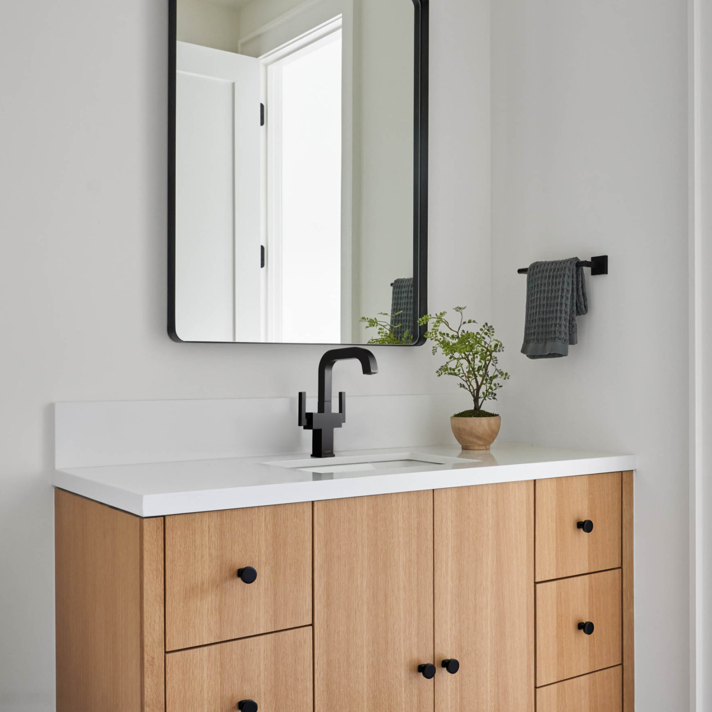 Bathroom Faucet Single Hole Two Handle Bathroom Sink Faucet High Arc Swivel BF705 I Lava Odoro -LAVA ODORO