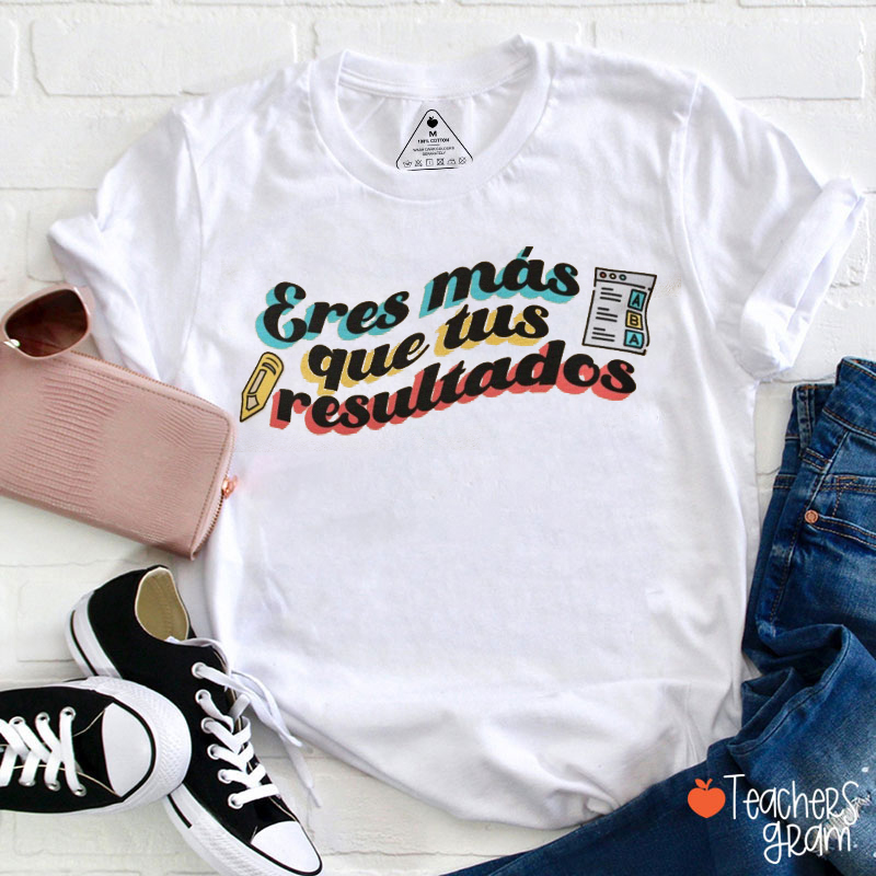 Eres Más Que Tus Resultados Spanish Teacher T-Shirt