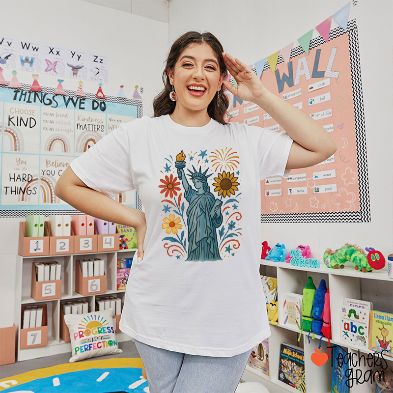 Retro America Statue Of Liberty Teacher T-Shirt