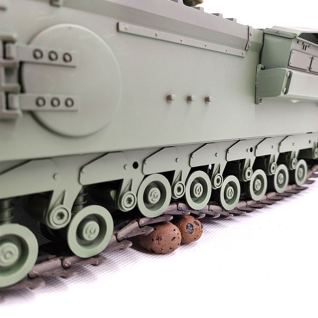 1/16 Scale 2.4G RC Churchill Main Battle Tank Infrared Military Vehicle Model (Basic Version/Army Green)