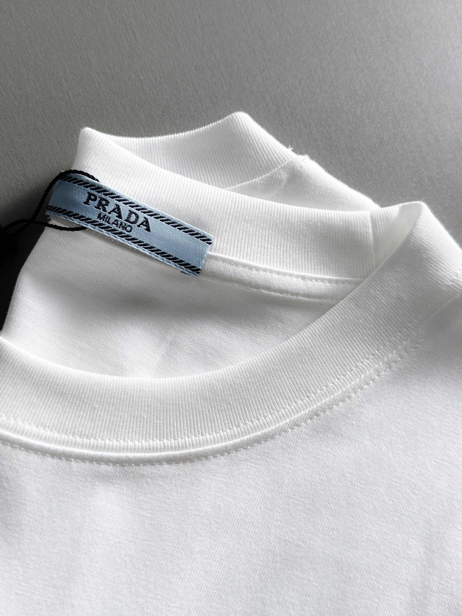 PRADA T-SHIRT