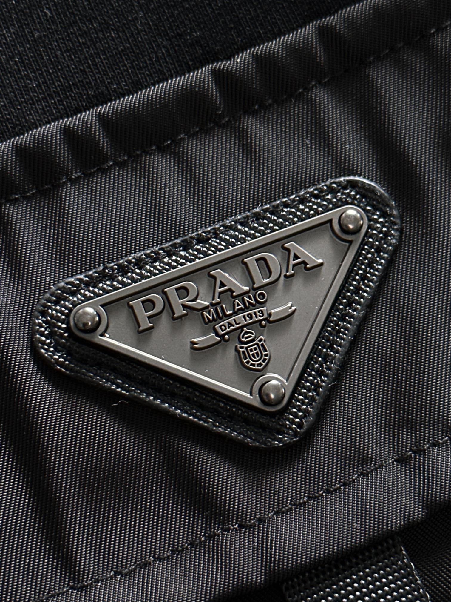 PRADA T-SHIRT